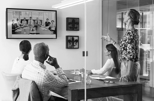 A group of workers conduct a meeting online. 